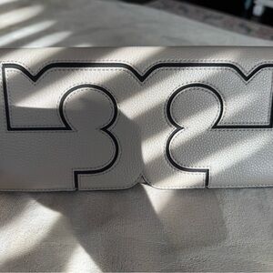 Tory Burch Tan Embossed Logo Clutch – Pebbled Leather – OS